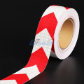 Cuộn decal dán phản quang mũi tên đỏ nền trắng cảnh báo an toàn V08