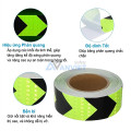 Cuộn decal dán phản quang mũi tên đen nền vàng cảnh báo an toàn PQ14