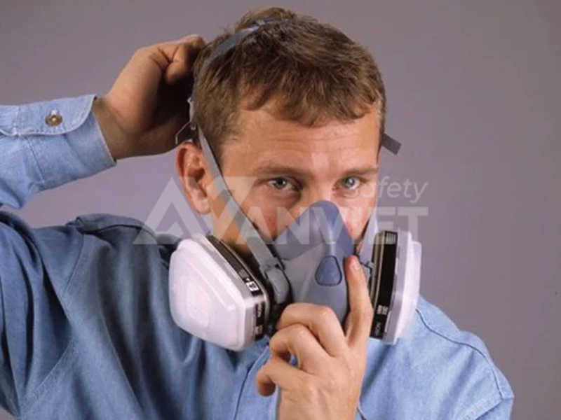 Mặt nạ phun thuốc trừ sâu đảm bảo sức khỏe lâu dài cho người lao động.