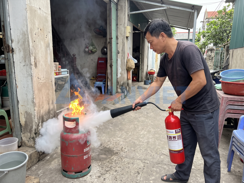 Bình chữa cháy CO2 chữa đám cháy khí (đám cháy loại C).