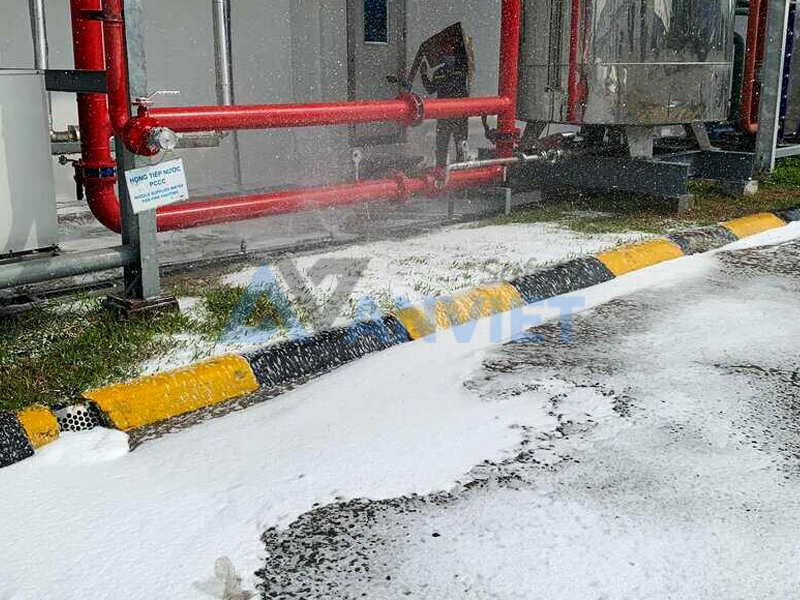 Dọn dẹp bình chữa cháy bọt foam sau khi sử dụng.