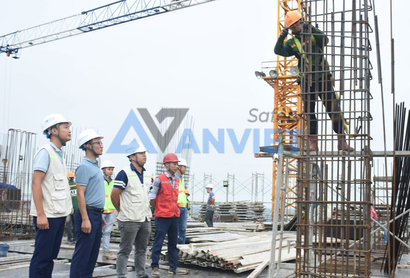 Kiểm soát các yếu tố nguy hiểm cao trên công trường.