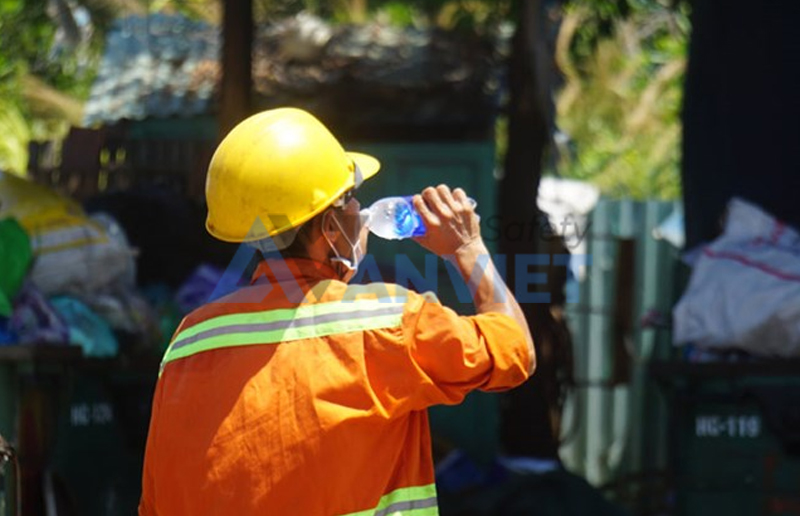 Lựa chọn trang phục và phương tiện hỗ trợ phù hợp khi làm việc ngoài trời.