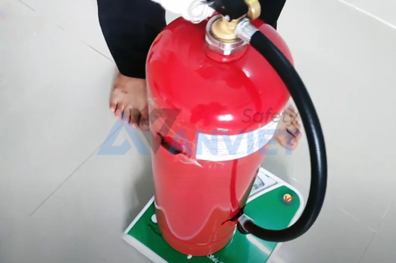 Kiểm tra trọng lượng bình chữa cháy CO2.