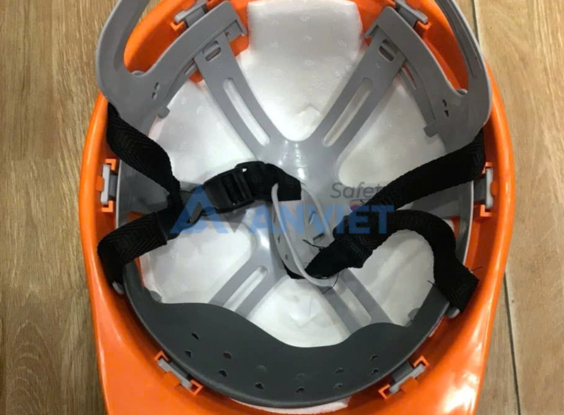 Đệm lót trong mũ bảo hộ được làm từ xốp mềm, vải nỉ hoặc lưới thoáng khí.