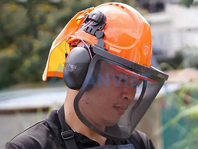 Đồ bảo hộ bảo vệ phần đầu, mặt và thính giác.
