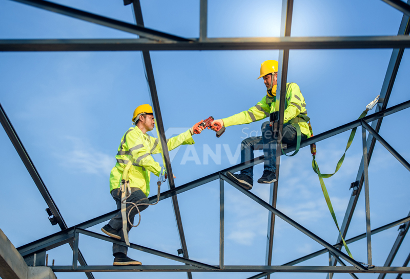 Trang bị bảo hộ chất lượng đảm bảo an toàn làm việc trên cao cho công nhân, người lao động.