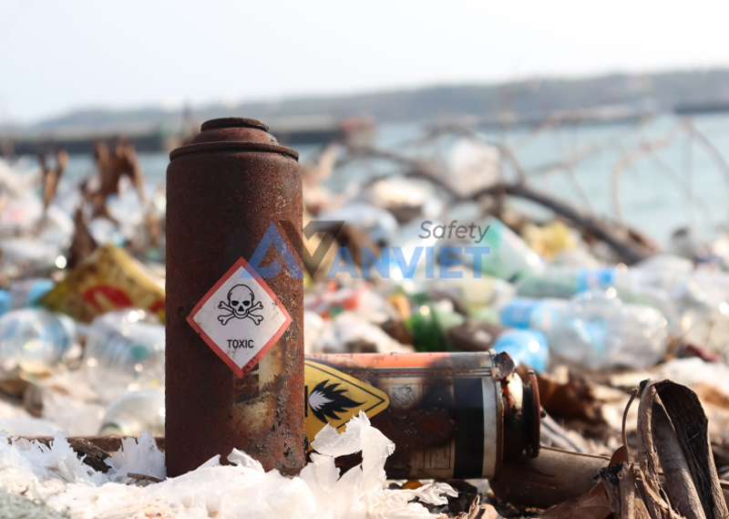 Chất thải rắn công nghiệp gây ô nhiễm môi trường.
