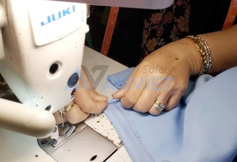 May ráp áo polo hoàn chỉnh.