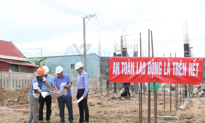 Khẩu hiệu an toàn vệ sinh lao động nâng cao cảnh giác trước các nguy cơ tiềm ẩn tại nơi làm việc.