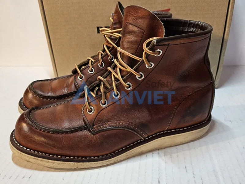 Giày bảo hộ Red Wing Classic Moc Toe.