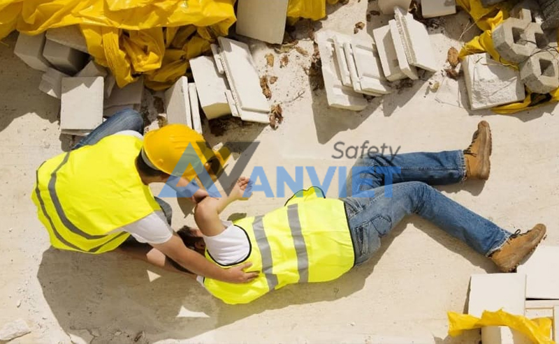 Mức phạt nặng đối với chủ đầu tư và nhà thầu thi công trong trang bị PPE cho người lao động.