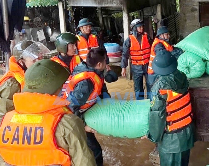 Áo phao cứu sinh chuyên dụng cho lực lượng cứu hộ cứu nạn.