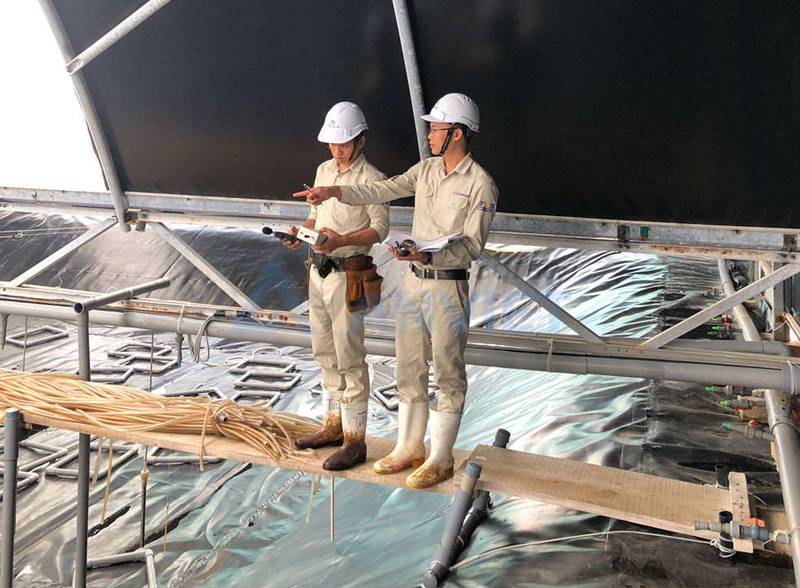 Thực hiện đo kiểm môi trường lao động.