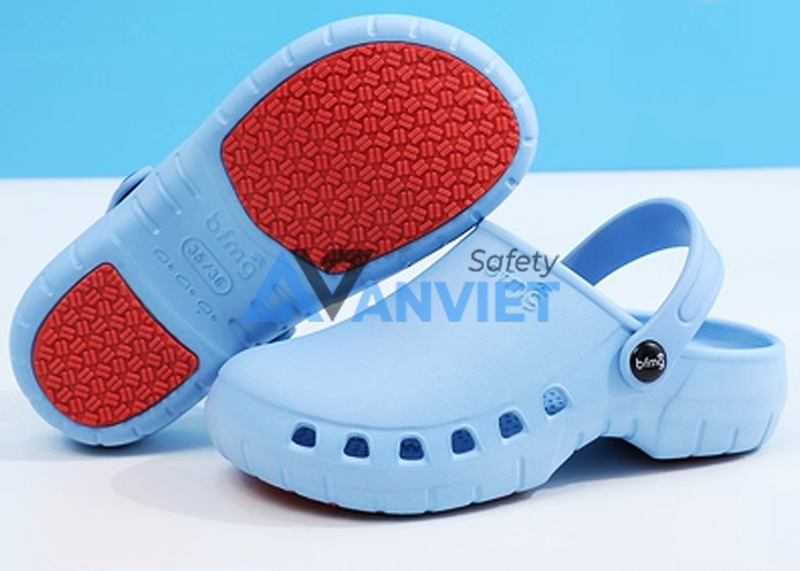 Dép crocs y tế chuyên dụng.