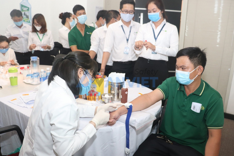 Khám sức khỏe định kỳ cho người lao động.