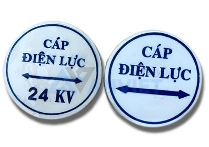 Bố trí dọc theo mặt đất hoặc mốc định vị để chỉ dẫn chính xác tim rãnh cáp điện ngầm.