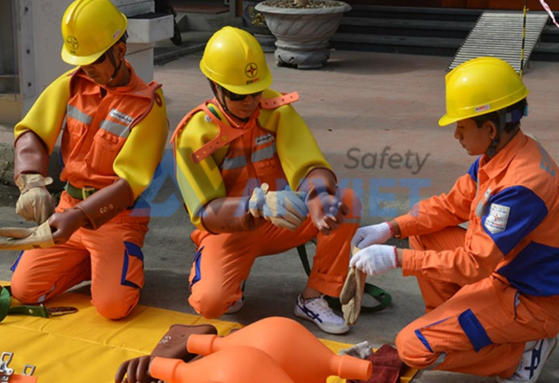 Kiểm tra và loại bỏ ngay PPE cách điện khi không còn đạt chuẩn chất lượng.