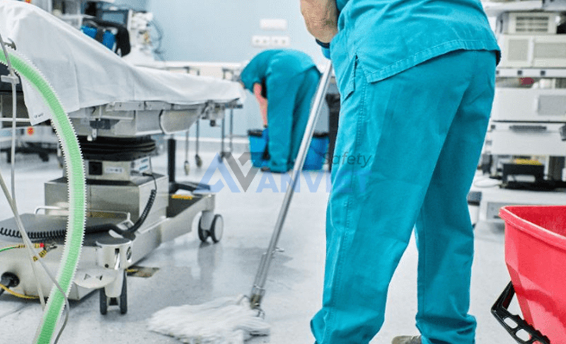 Quần đồng phục cho nhân viên vệ sinh trong bệnh viện.
