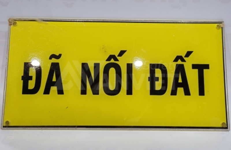 Biển báo xác nhận thiết bị đã được nối đất an toàn trước khi kỹ thuật viên thao tác.