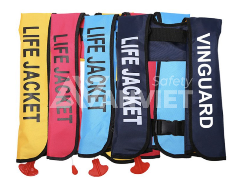Áo phao tự thổi đạt tiêu chuẩn an toàn.