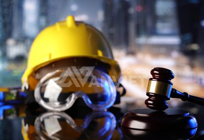 Luật an toàn vệ sinh lao động quy định về thiết bị bảo hộ bắt buộc.