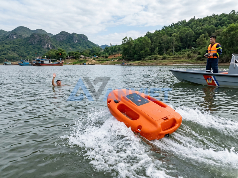 Phao cứu hộ điều khiển từ xa.