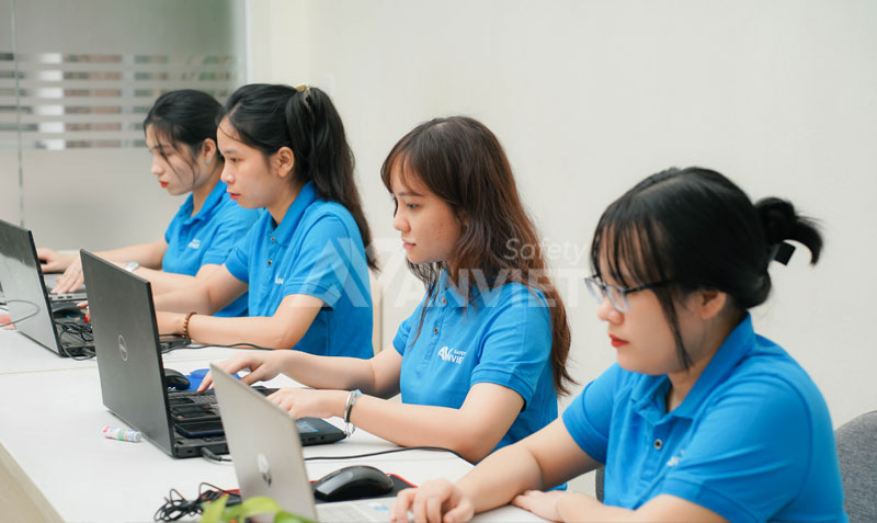 Đồng phục áo phông có cổ cho nhân viên văn phòng.