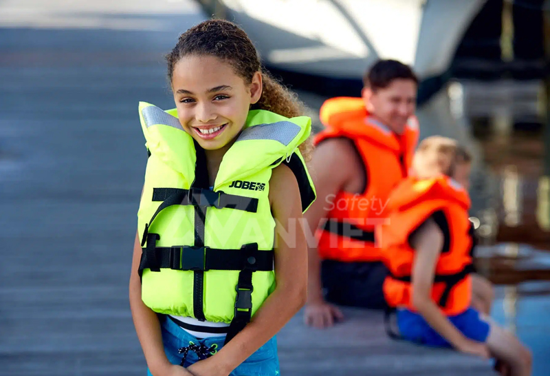 Chọn kích cỡ áo phao cứu sinh phù hợp thể trạng người sử dụng.