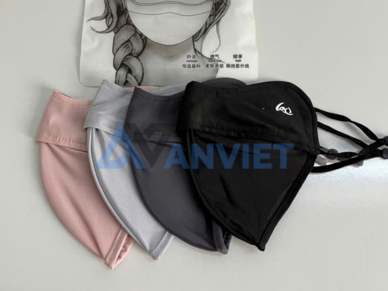 Khẩu trang vải lụa băng.