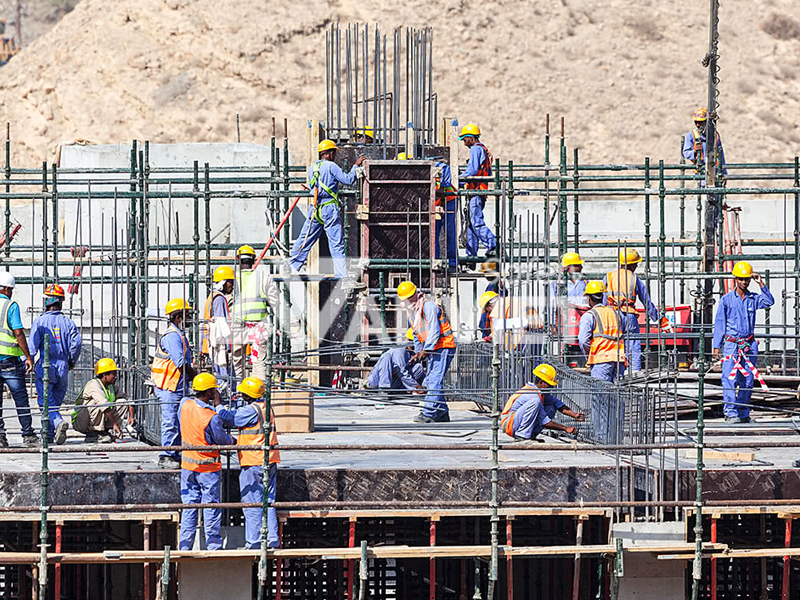 Đảm bảo an toàn lao động cho công nhân xây dựng trên cao.