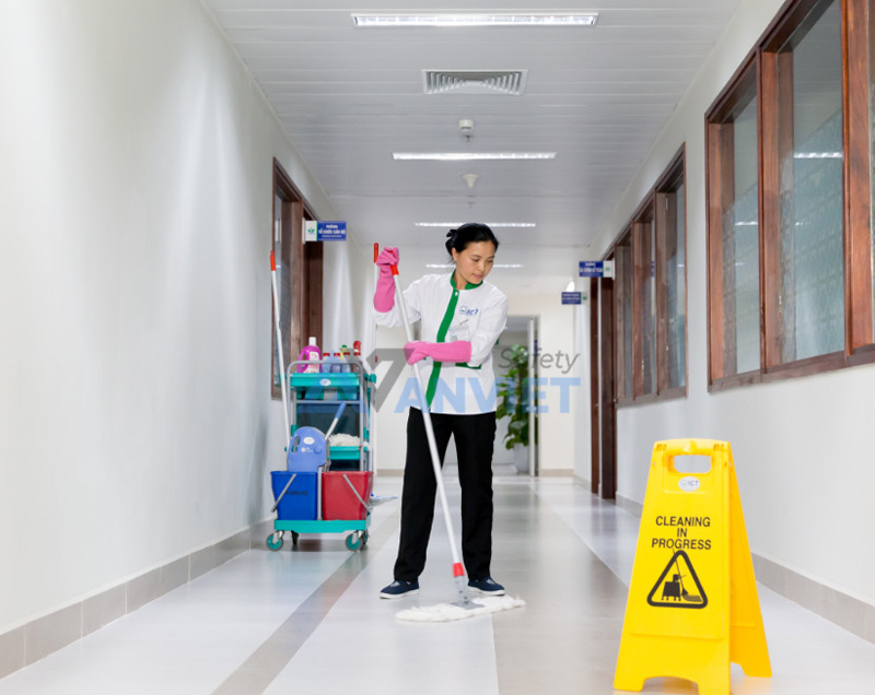 Lựa chọn đồng phục bệnh viện nhân viên vệ sinh đạt chuẩn.