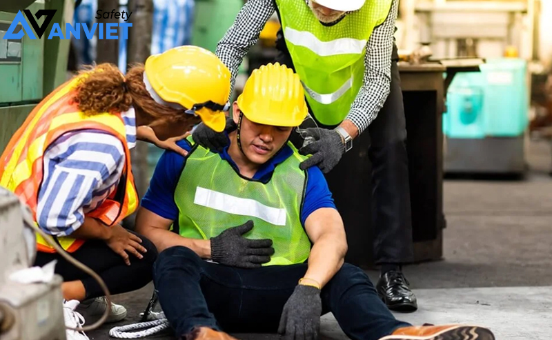Nghĩa vụ của người lao động trong việc đảm bảo an toàn cho bản thân và đồng nghiệp.