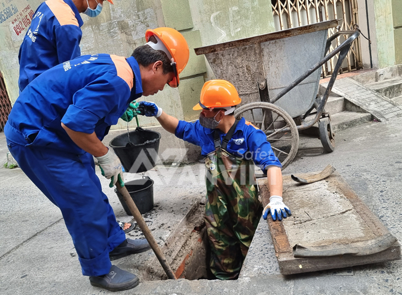 Đồng phục nhân viên vệ sinh thoát nước.