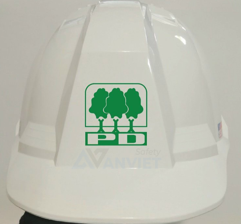 Phủ bảo vệ lên lớp in logo trên mũ bảo hộ.