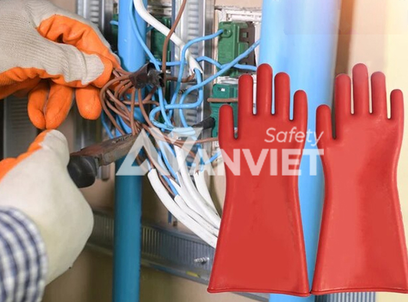Sử dụng găng tay bảo hộ cách điện đạt chuẩn.