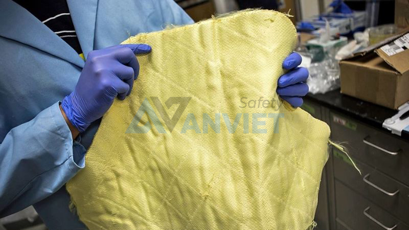 Ban đầu, Kevlar được sản xuất bằng các tổng hợp polymer