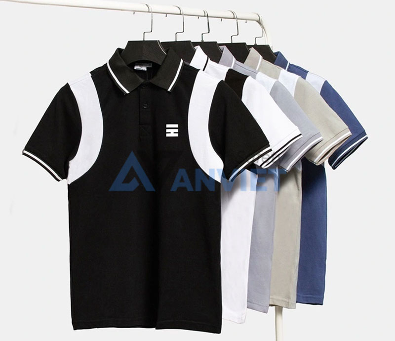 Áo polo phối màu.