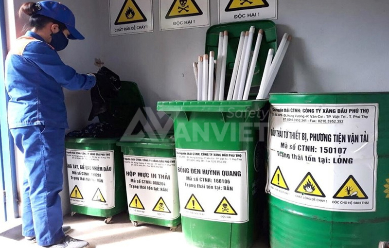 Lưu trữ chất thải công nghiệp đúng quy chuẩn.