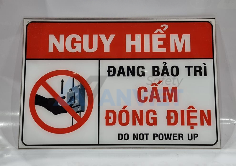 Biển treo chuyên dụng tại bộ phận điều khiển khi thiết bị đang được bảo trì, sửa chữa.