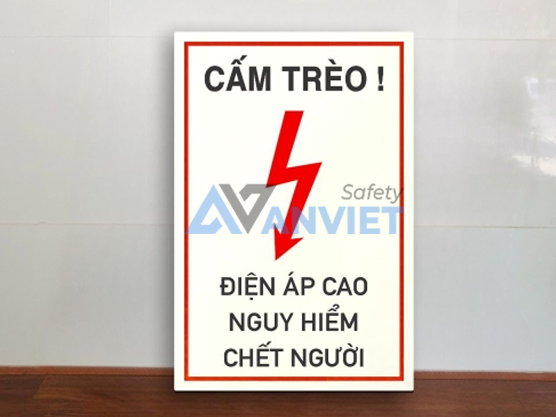Gắn dọc theo các cột điện cao áp để ngăn chặn hành vi trèo lên khu vực nguy hiểm.
