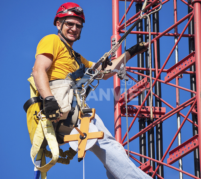 Trang bị dây đai an toàn khi làm việc trên cao.