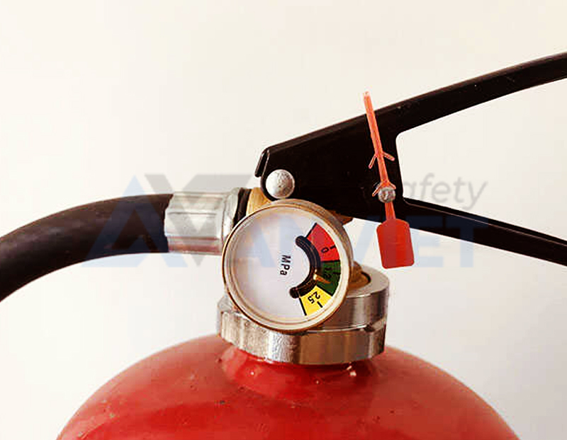 Kiểm tra áp suất và lượng bột trong bình chữa cháy.