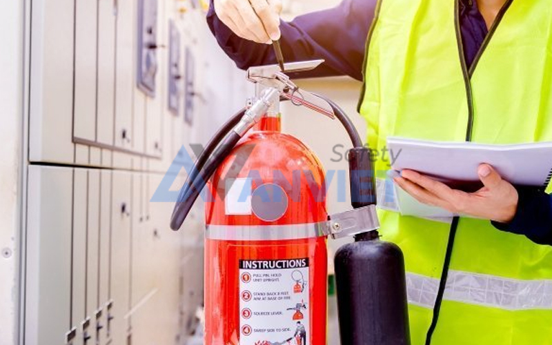 Kiểm tra khả năng dập lửa của bình chữa cháy.