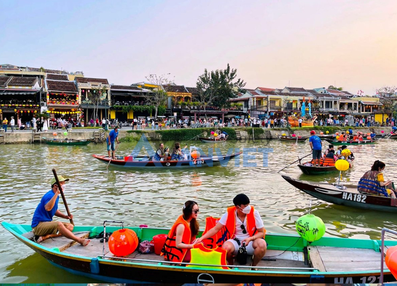 Hạn chế di chuyển, giữ hành vi an toàn khi du lịch sông nước.