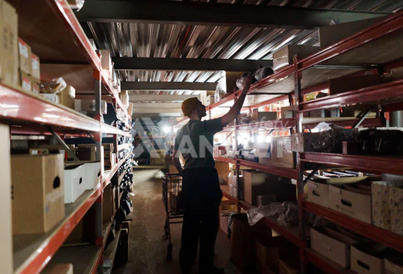 Áp dụng tiêu chuẩn chiếu sáng để đảm bảo an toàn lao động trong thực tế.