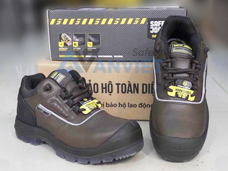 Giày bảo hộ cách điện cần được bảo quản đúng cách.