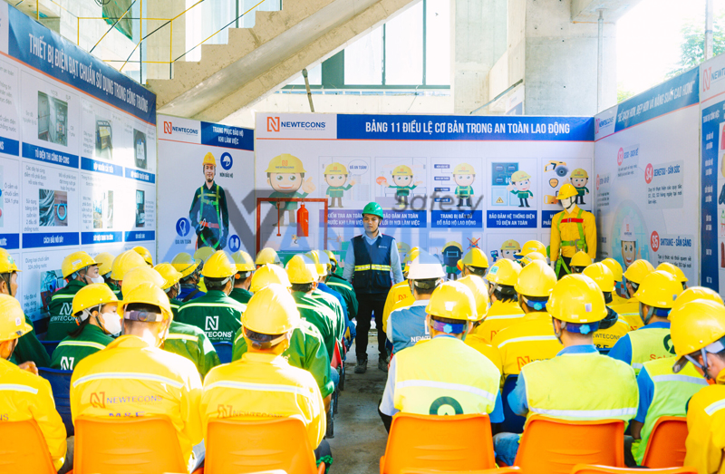 Huấn luyện các nhóm an toàn vệ sinh lao động.