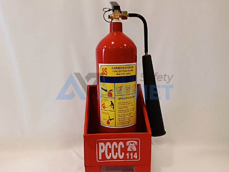 Kiểm tra bình chữa cháy theo quy định an toàn PCCC.
