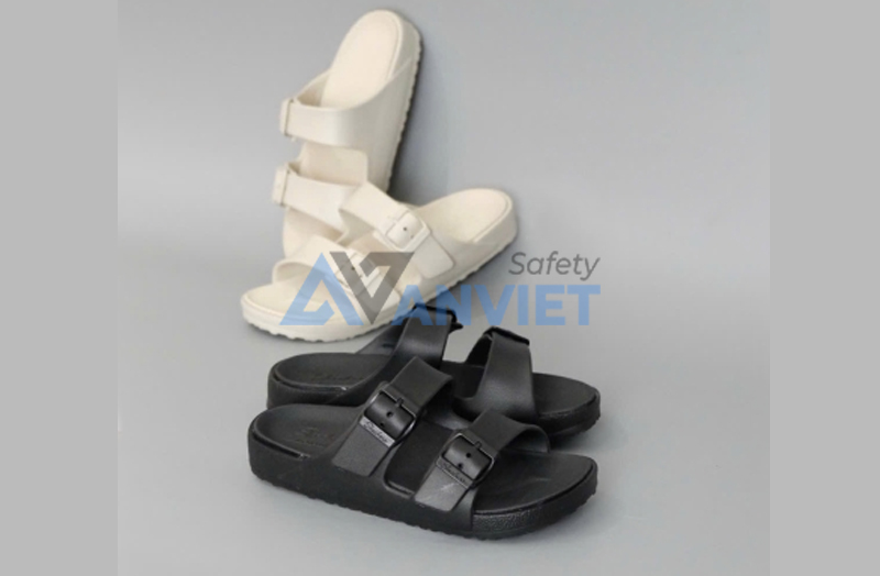 Dép Skechers đi trong bệnh viện.